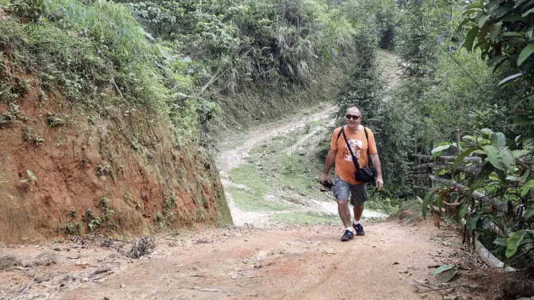 carnet 001 chemin vers le village.webp