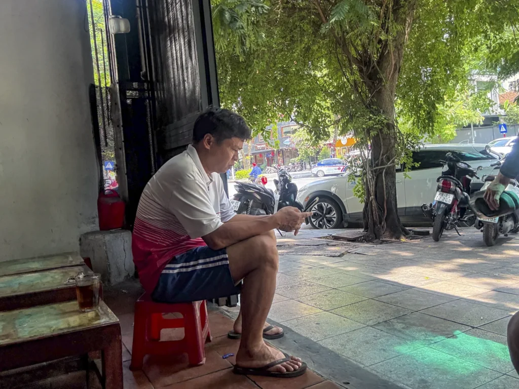 Pourquoi les Vietnamiens aiment-ils s’asseoir si bas ? PH0172