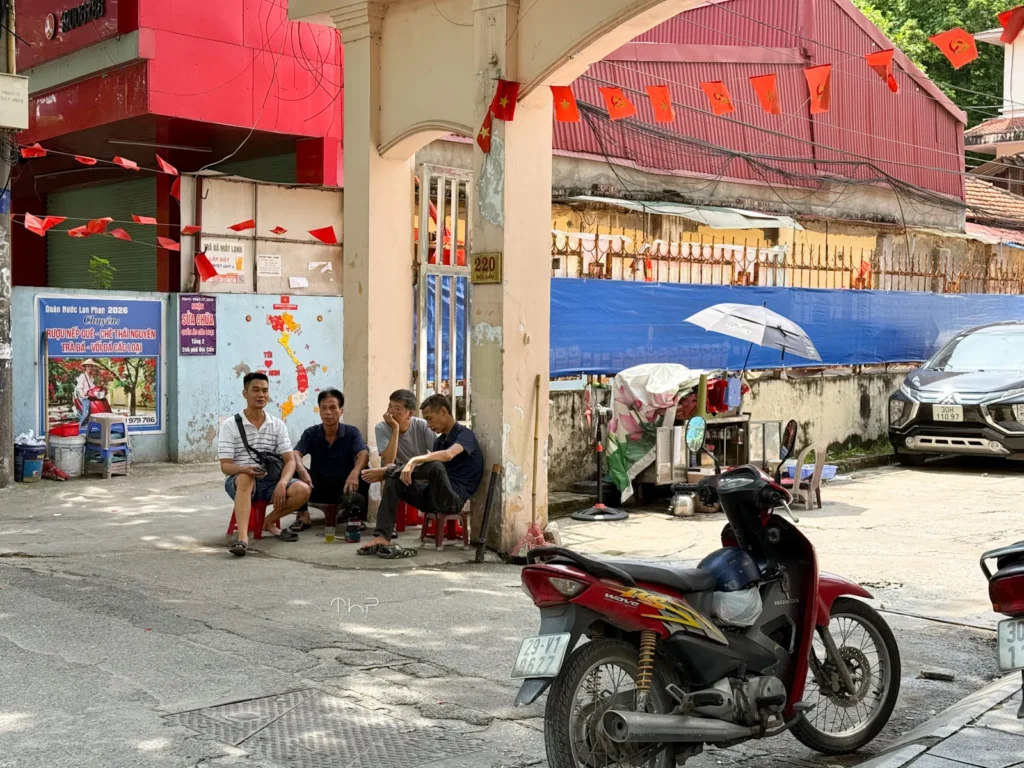 Pourquoi les Vietnamiens aiment-ils s’asseoir si bas ? PH0174