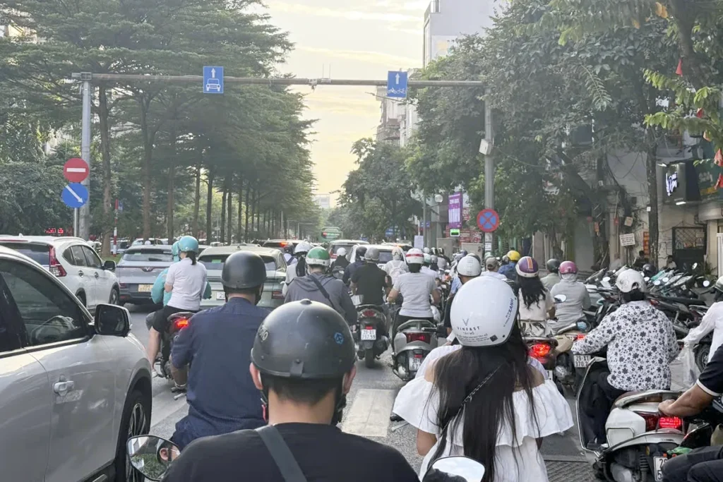 Pourquoi klaxonne-t-on autant au Vietnam ? Vue depuis l’intérieur d’un flot dense de motos et de voitures dans une rue de Hanoi.