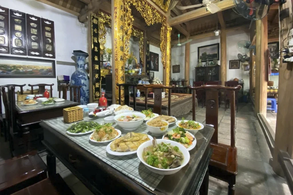 Des plats, des bols et des assiettes sont disposés sur la table chez Mme Lâm.