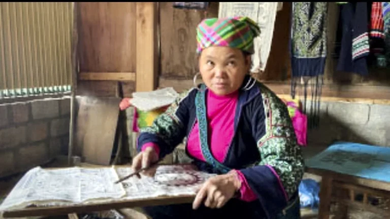 Une femme H'mong trace des motifs à la cire sur une pièce de lin à Lao Chải, près de Sa Pa.